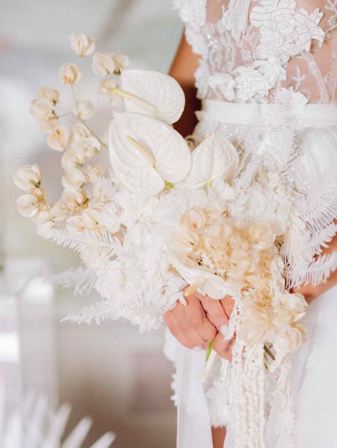 In questa immagine un mazzo di fiori realizzato con l'anthurium bianco, tra le tendenze bouquet del 2023.