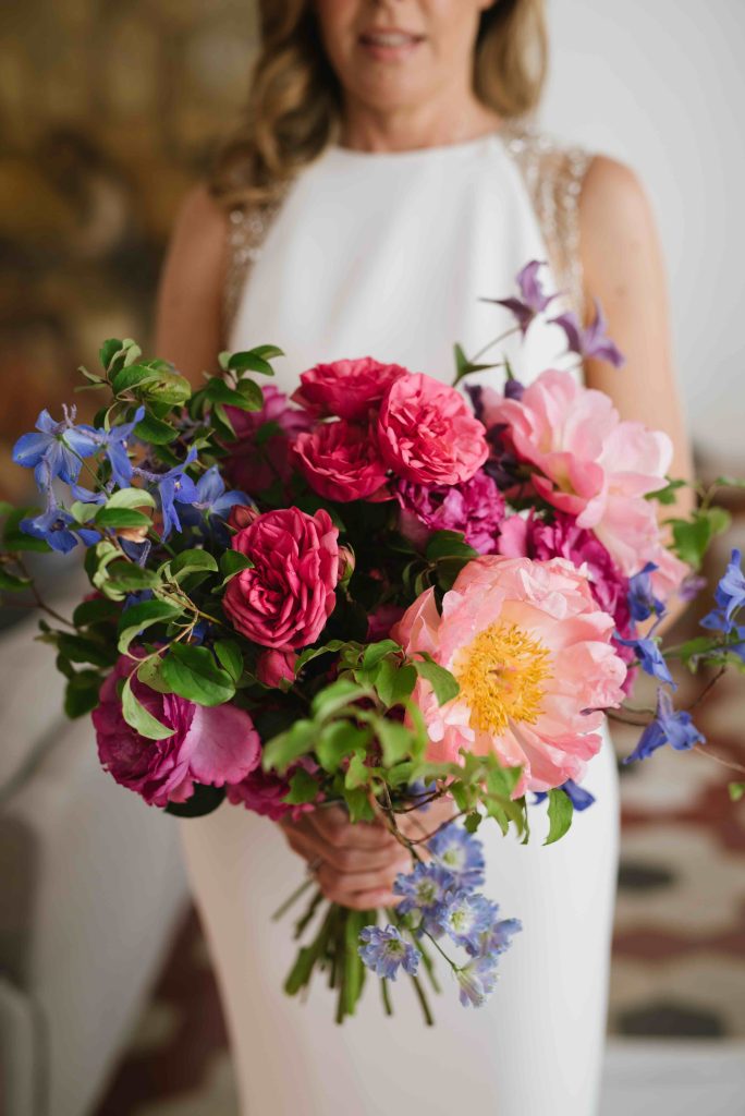 In questa immagine un bouquet sposa 2023 con fiori aperti, trend del nuovo anno. 