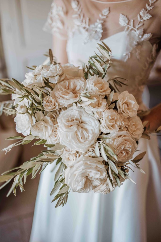 In questa immagine un bouquet sposa 2023 con rose bianche aperte.