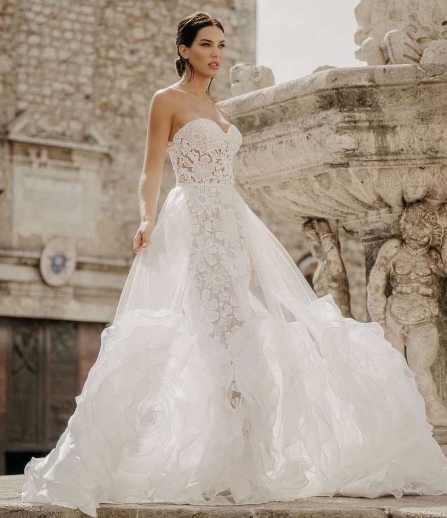 In questa immagine un abito da sposa Claudio Di Mari 2023 con gonna staccabile. 