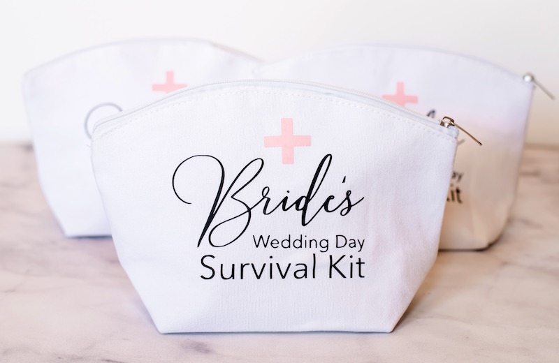 In questa foto tre pochette con scritto "Bride's Wedding Day Survival Kit"