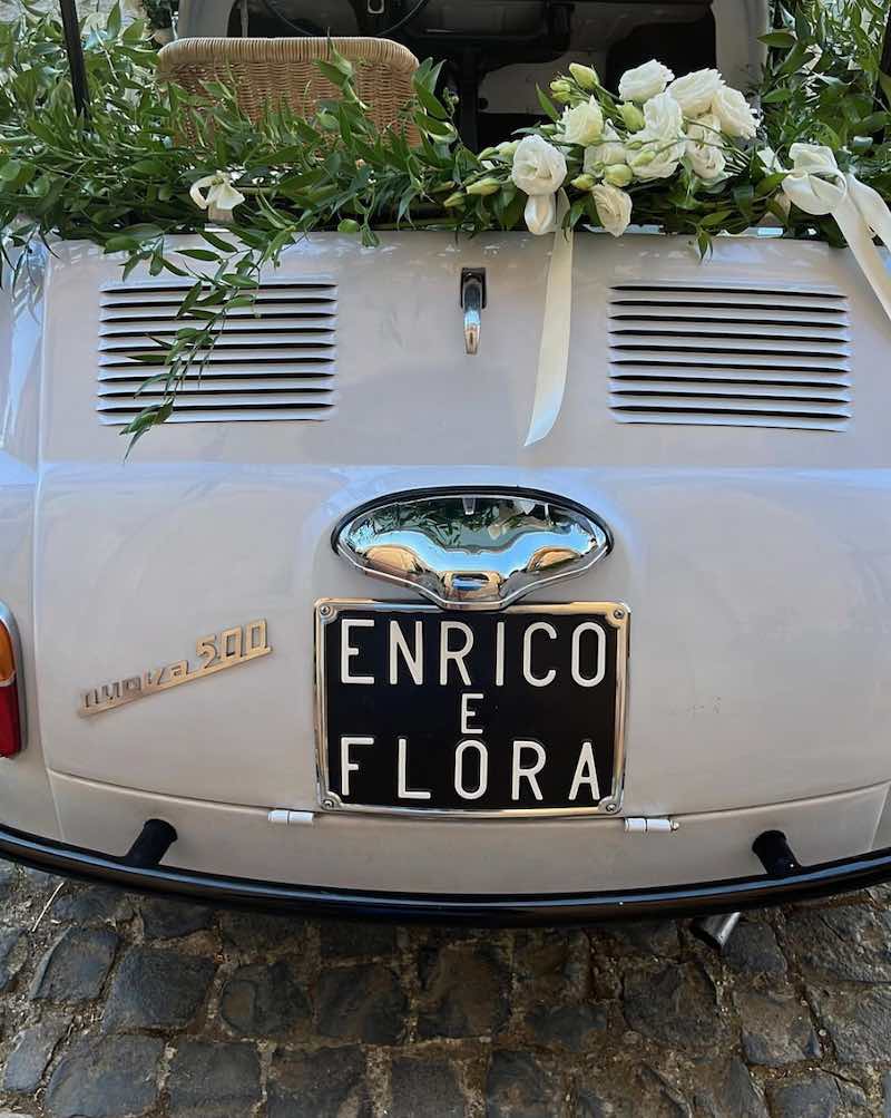 In questa foto una targa personalizzata per auto da matrimonio con i nomi degli sposi "Enrico e Flora"