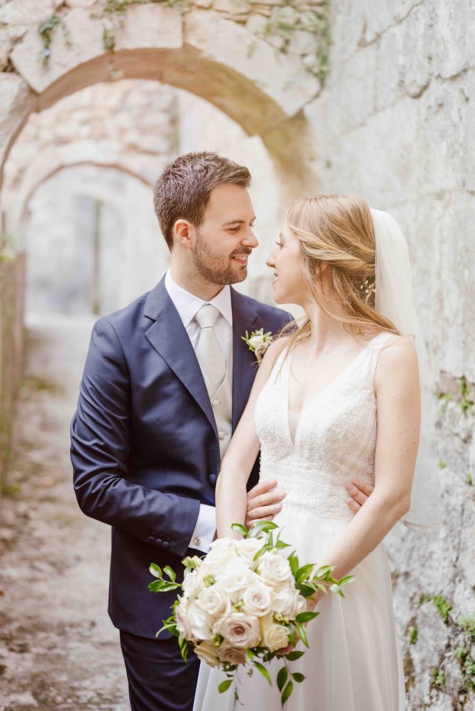 In questa immagine lo scatto di Aldo & Dani Photography che ritrae gli sposi mentre si guardano negli occhi