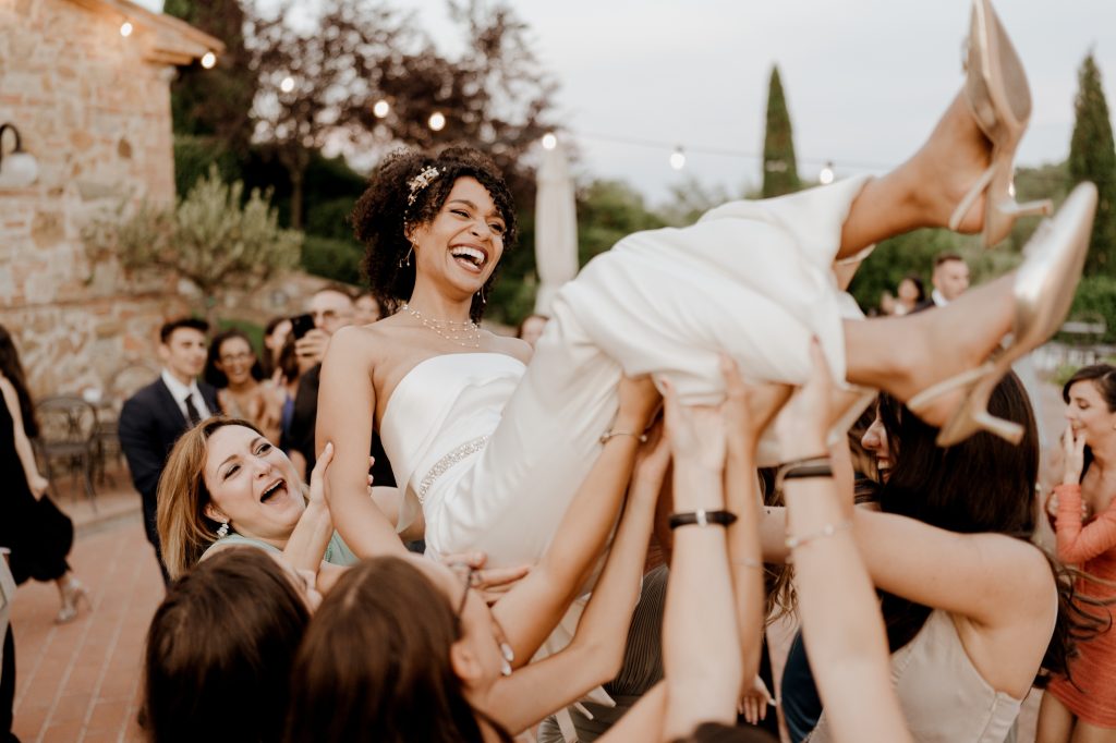 In questa immagine lo scatto di Alessio Nobili che ritrae la sposa mentre balla con le amiche