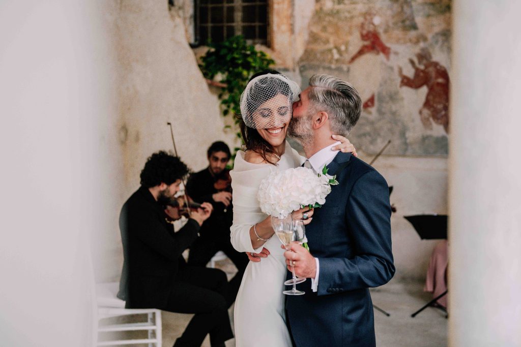 In questa immagine lo scatto di Ambra Pegorari che ritrae gli sposi mentre si baciano