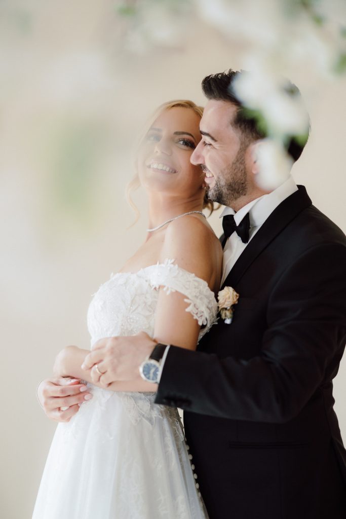 In questa immagine lo scatto di Andrea Madeo che ritrae un abbraccio degli sposi e che fa parte delle 50 foto di matrimonio più belle del 2022