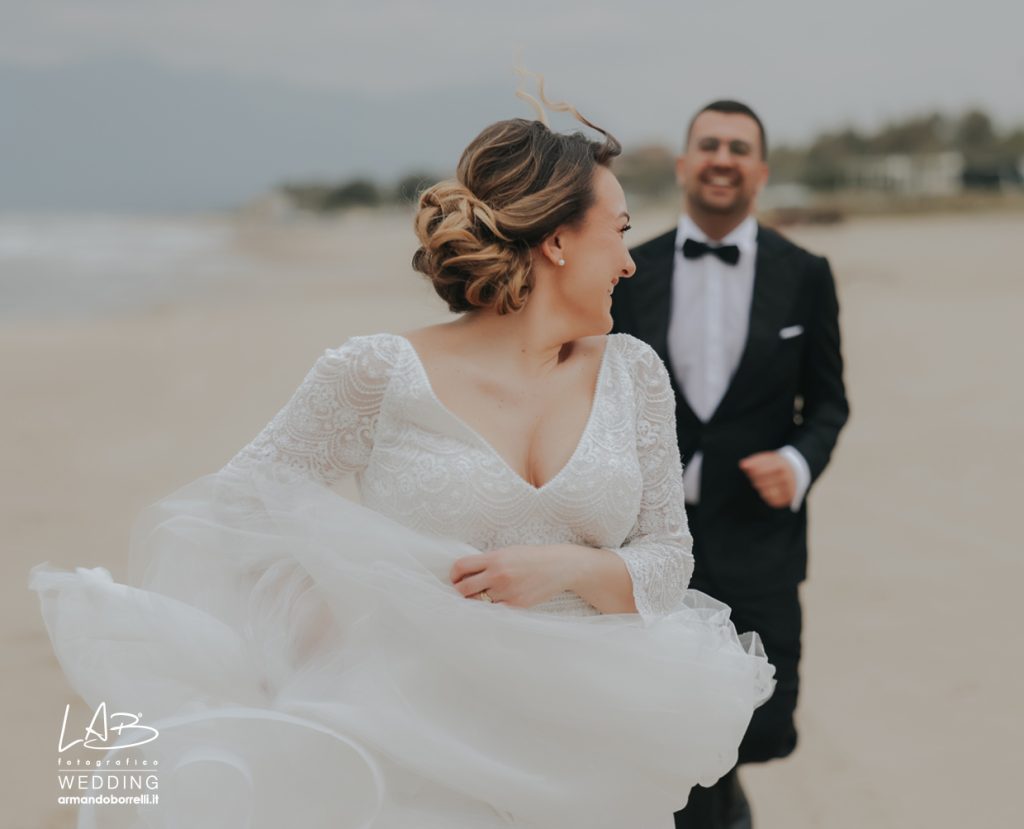In questa immagine lo scatto di Armando Borrelli che ritrae gli sposi mentre corrono sulla spiaggia
