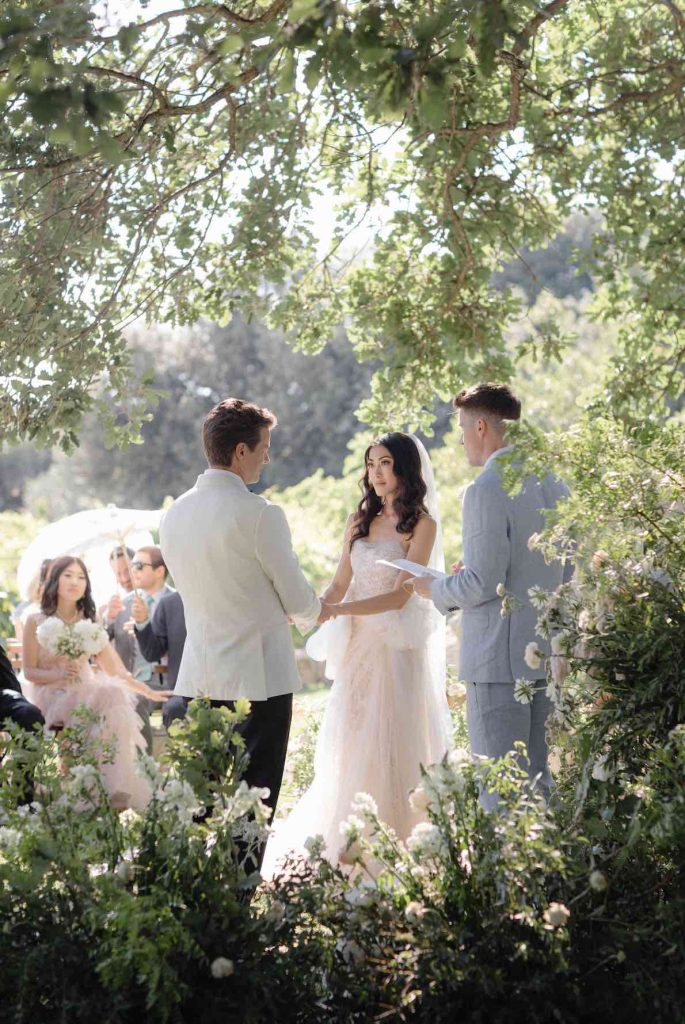 In questa immagine lo scatto di Cinzia Bruschini che ritrae la coppia di sposi mentre si scambiano le promesse e che fa parte delle 50 foto di matrimonio più belle del 2022