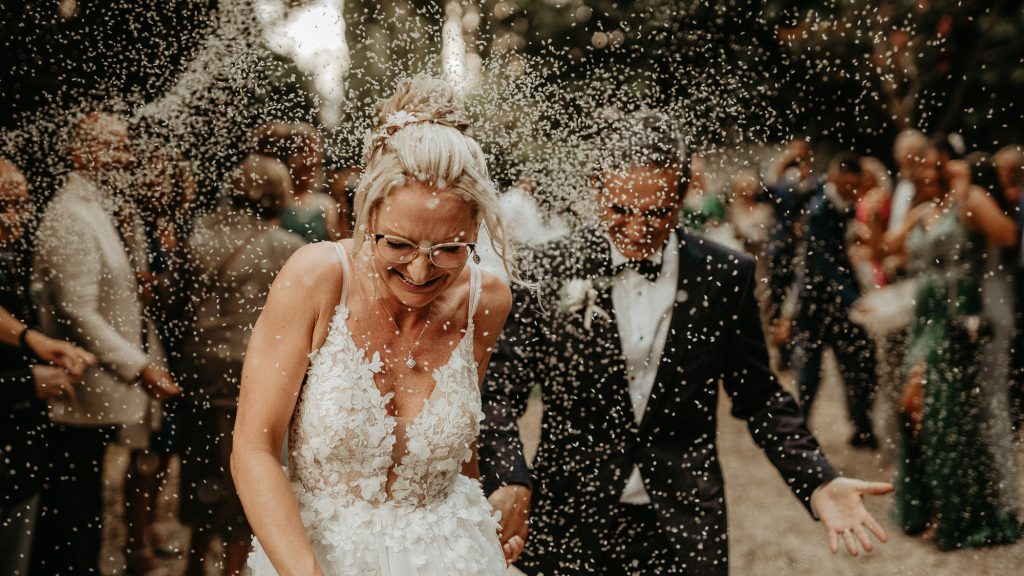 In questa immagine lo scatto di Dario Graziani che ritrae gli sposi e che fa parte delle 50 foto di matrimonio più belle del 2022