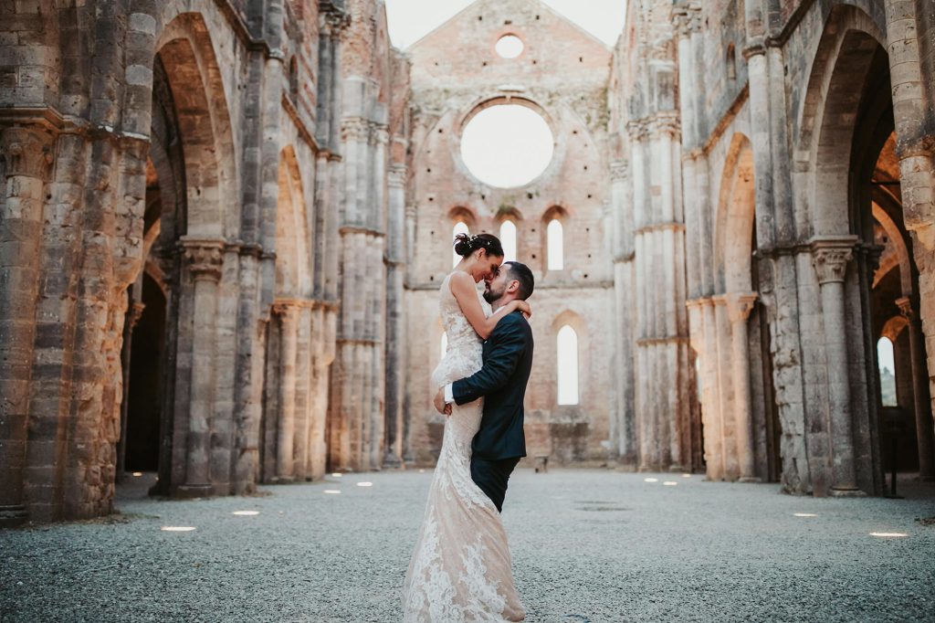 In questa immagine lo scatto di Edoardo Giorio che ritrae gli sposi e che fa parte delle 50 foto di matrimonio più belle del 2022