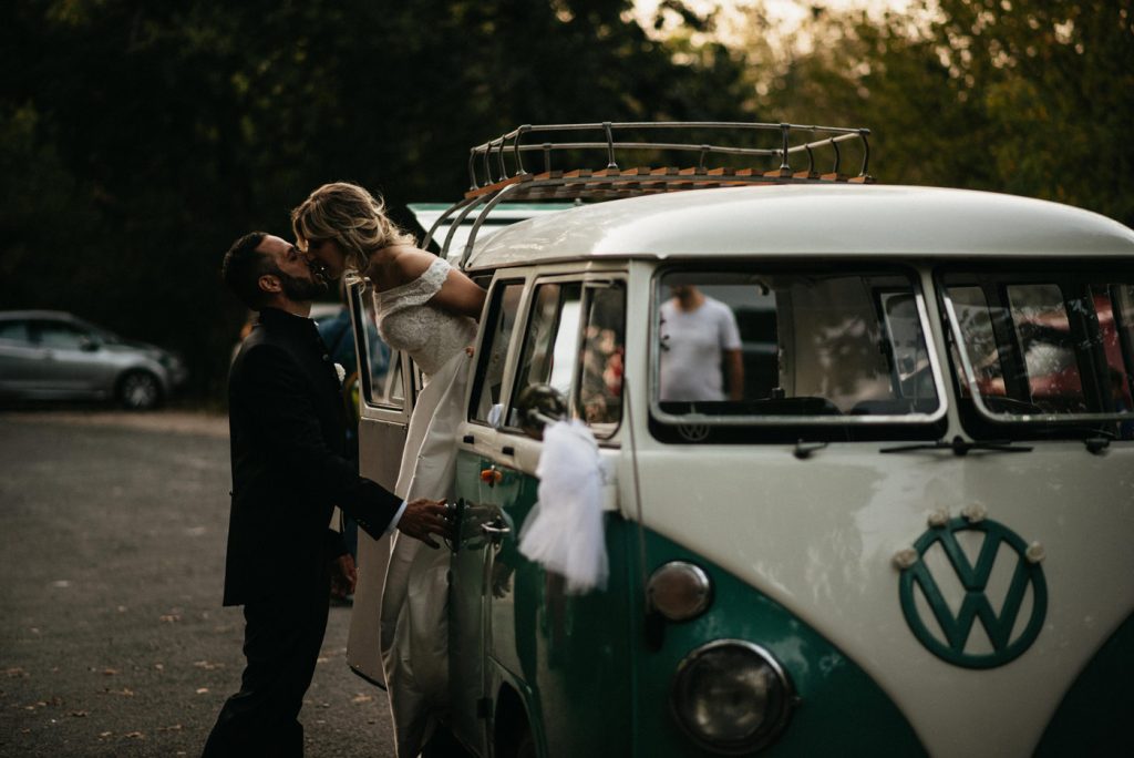 In questa immagine lo scatto di Fabrizio Musolino che ritrae gli sposi che si scambiano un bacio e che fa parte delle 50 foto di matrimonio più belle del 2022