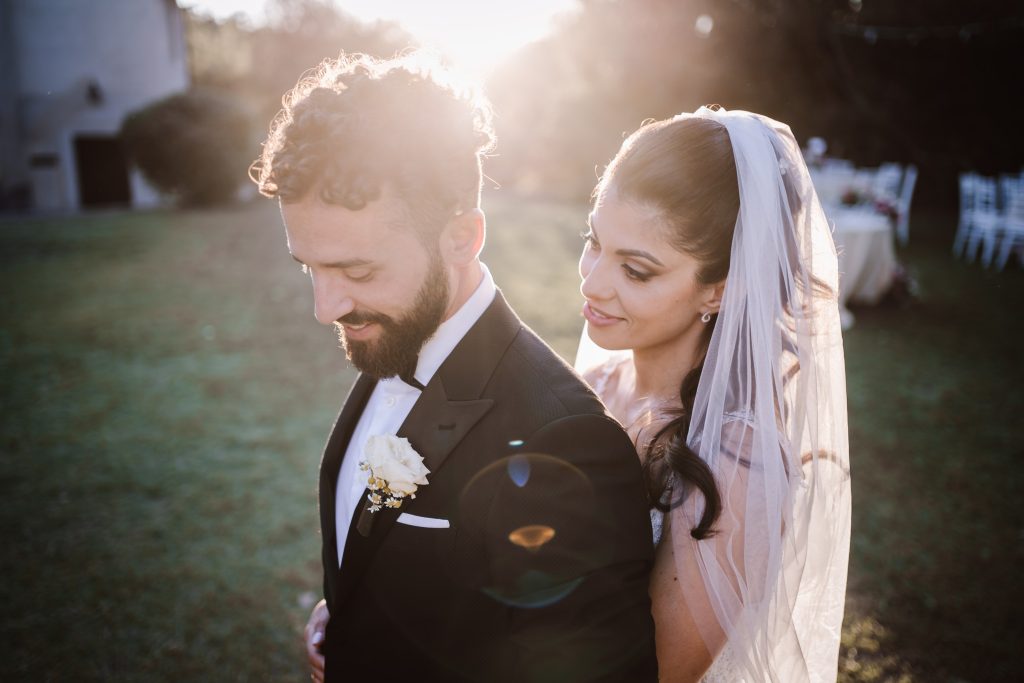 In questa immagine lo scatto di Graziano Leonelli che ritrae gli sposi mentre sono abbracciati romanticamente. 