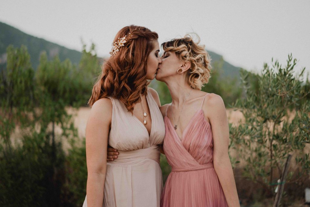 In questa immagine lo scatto di Laura Serra che ritrae le spose mentre si baciano. 