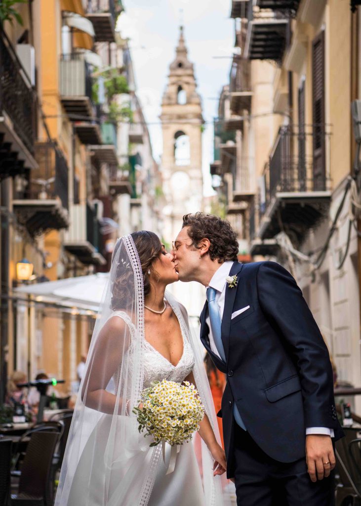 In questa immagine lo scatto di Licari Studio che ritrae gli sposi in una stadina di Palermo e che fa parte delle 50 foto di matrimonio più belle del 2022