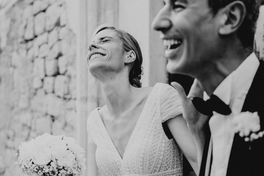 In questa immagine lo scatto di Luma Wedding che ritrae gli sposi mentre ridono felici 