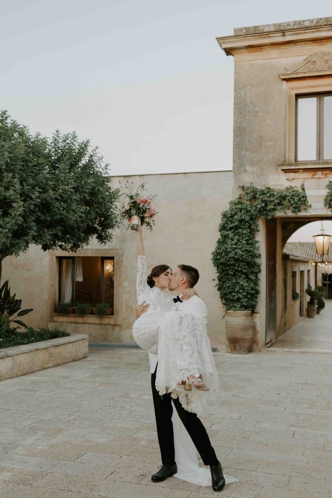 In questa immagine lo scatto di Martina Botti che ritrae gli sposi mentre di baciano felicemente e che fa parte delle 50 foto di matrimonio più belle del 2022.