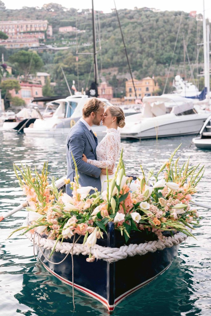 In questa immagine lo scatto di Matteo Coltro che ritrae un bacio tra gli sposi e che fa parte delle 50 foto di matrimonio più belle del 2022