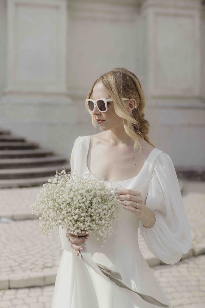 In questa immagine lo scatto di Nicoletta Subitoni che ritrae la sposa con in mano il bouquet