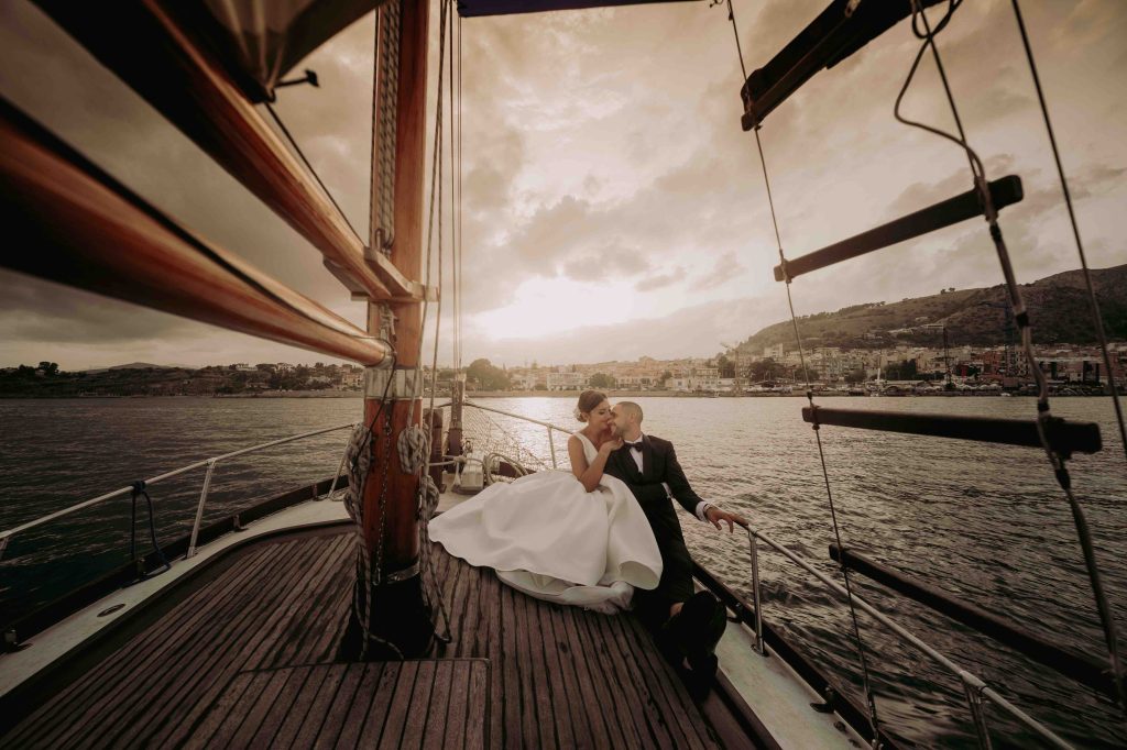 In questa immagine lo scatto di Rappa Studio che ritrae la coppia di sposi su una barca abbracciati e che fa parte delle 50 foto di matrimonio più belle del 2022