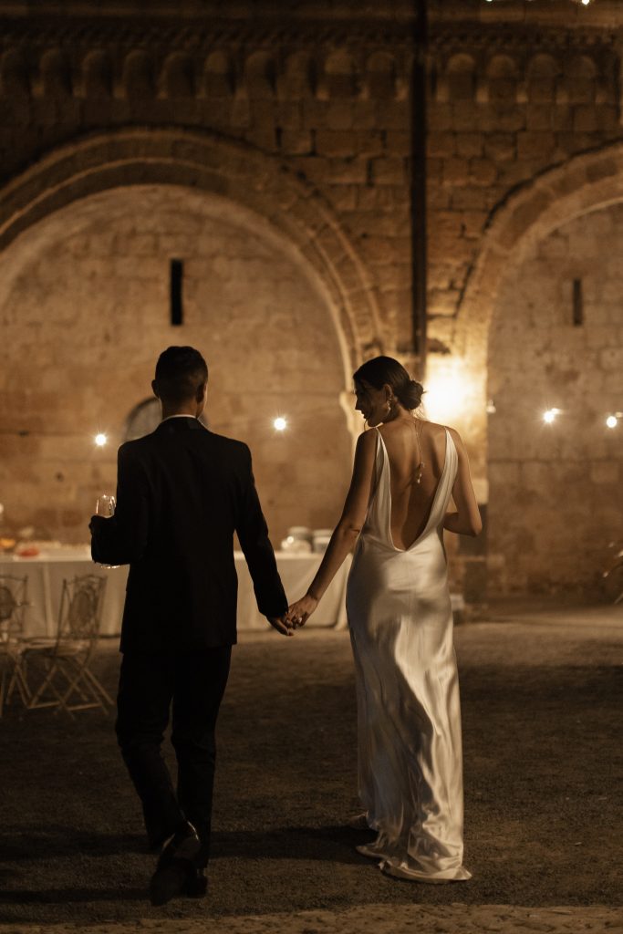 In questa immagine lo scatto di Zonzo Studio che ritrae gli sposi mentre camminano mano nella mano