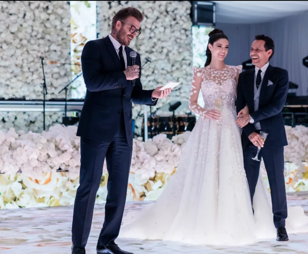 In questa foto David Beckham legge il suo discorso al matrimonio di Marc Anthony e Nadia Ferreira