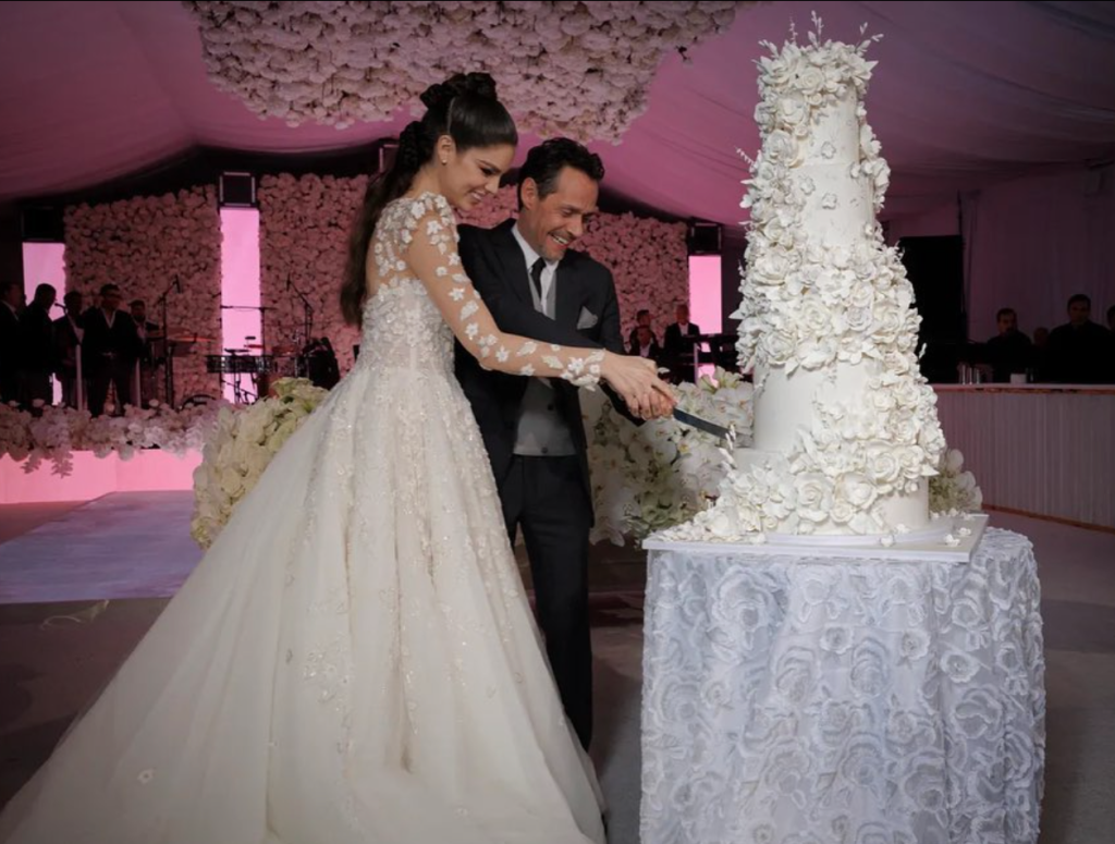 In questa foto Nadia Ferreira e Marc Anthony tagliano la torta nuziale