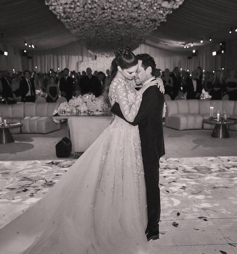 In questa foto in bianco e nero Marc Anthony e Nadia Ferreira durante il loro primo ballo da sposi