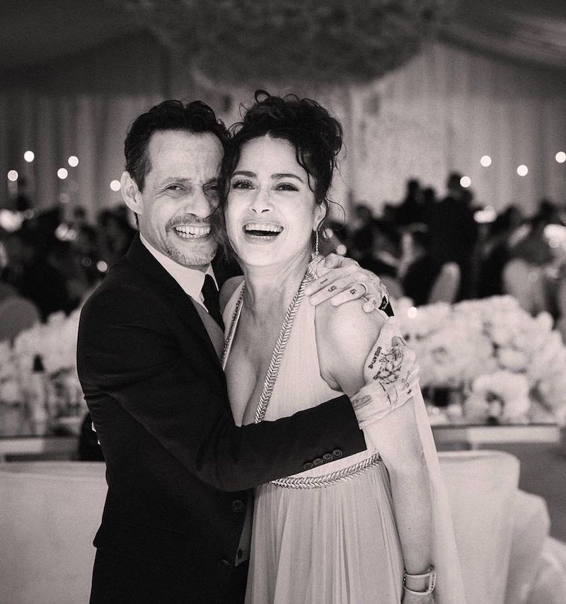 In questa foto in bianco e nero Marc Anthony abbraccia l'attrice Salma Hayek