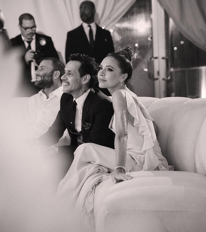 In questa foto in bianco e nero Marc Anthony con Victoria Beckham seduti su un divano
