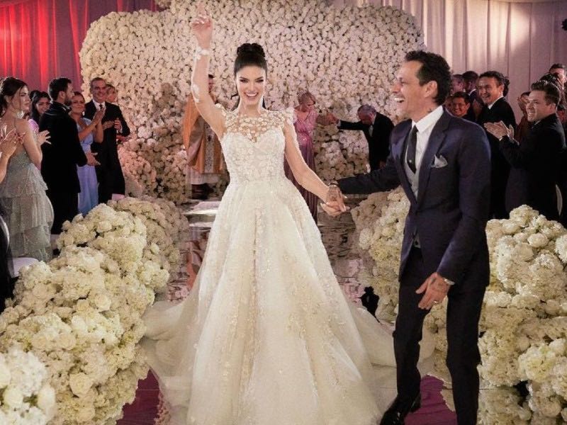 In questa foto dal matrimonio di Marc Anthony con Nadia Ferreira l'uscita degli sposi dopo la cerimonia