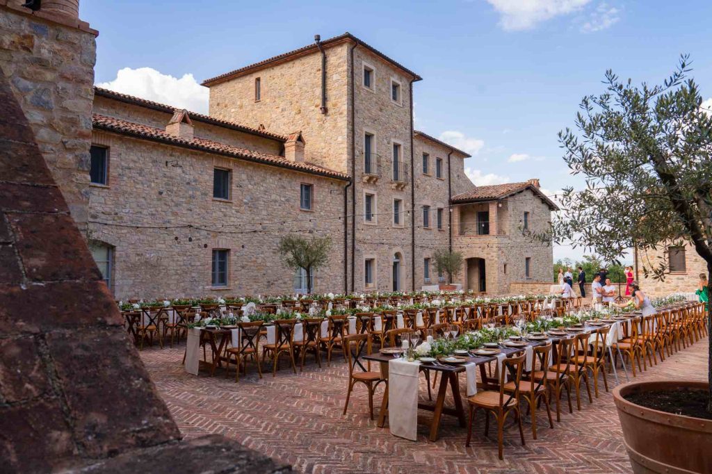 In questa foto, SPAO Borgo San Pietro allestito per un matrimonio dallo stile country chic.