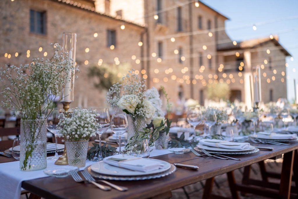 In questa foto, una mise en place per un matrimonio dallo stile country chic al borgo.