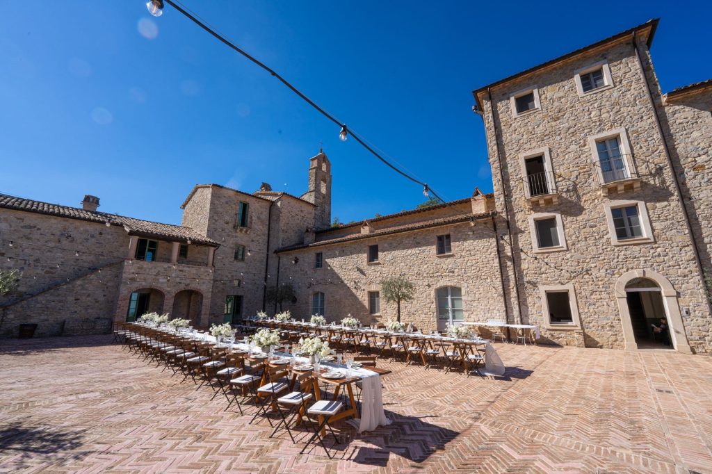 In questa foto, il borgo allestito per un matrimonio dallo stile country chic.