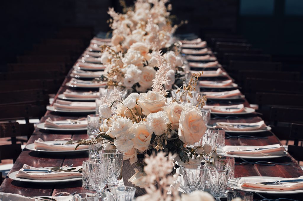 In questa foto, una mise en place per un matrimonio dallo stile country chic al borgo.