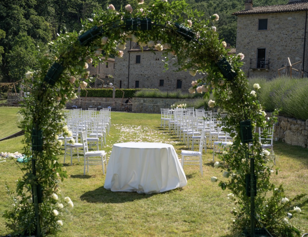 In questa foto, un allestimento romantico per un matrimonio al borgo.