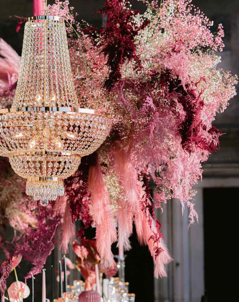 In questa foto il dettaglio di una decorazione aerea per matrimonio con gypsophila colore rosa, bianco e magenta 