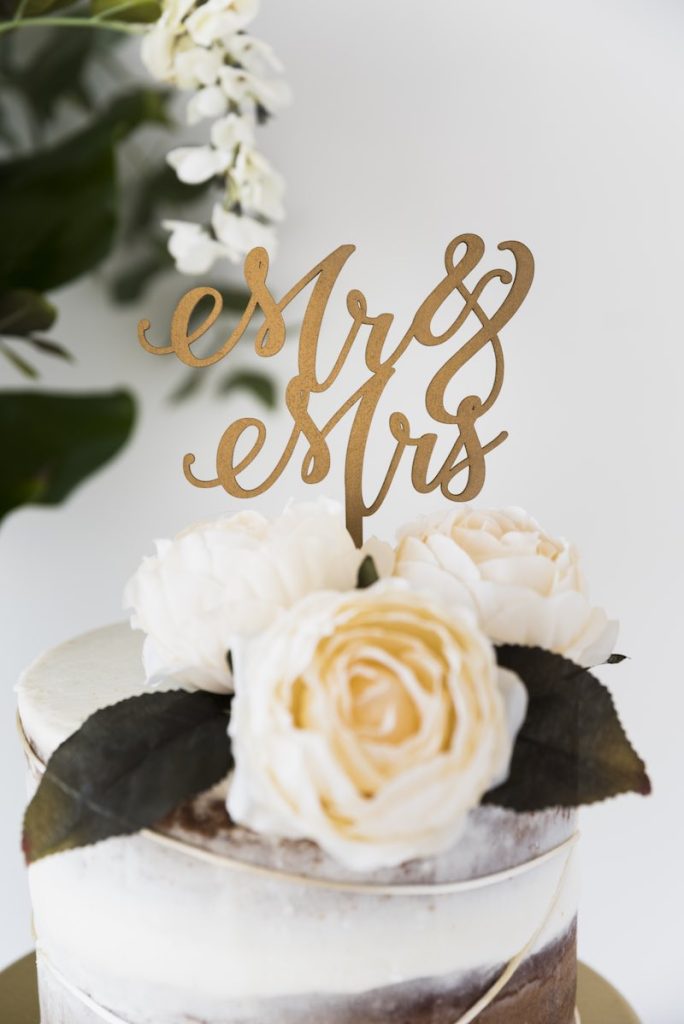 In questa foto un cake topper con la scritta a taglio laser colore oro "Mr&Mrs"