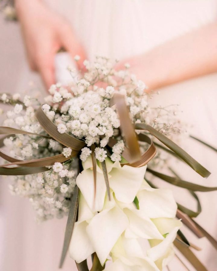 In questa foto il dettaglio di un mini bouquet composto da gypsophila e lilium di colore bianco