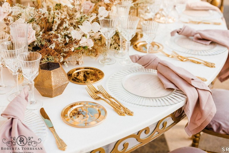 In questa foto il dettaglio di una mise en place nei toni del rosa e dell'oro