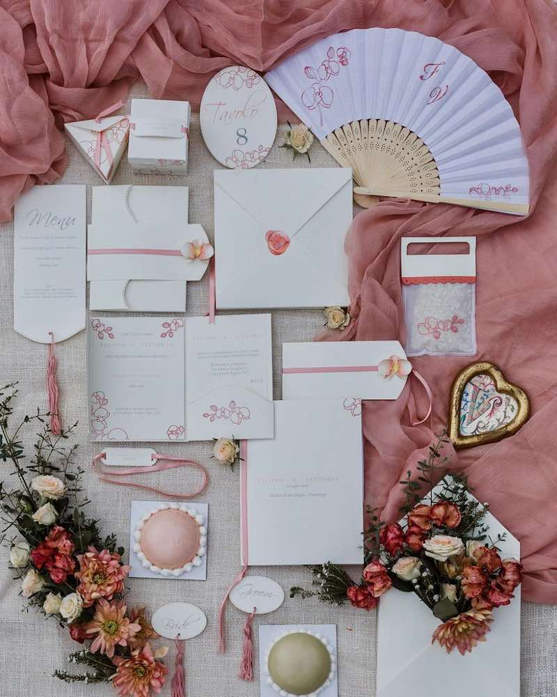 In questa foto una wedding stationery nei toni del rosa quarzo e del bianco