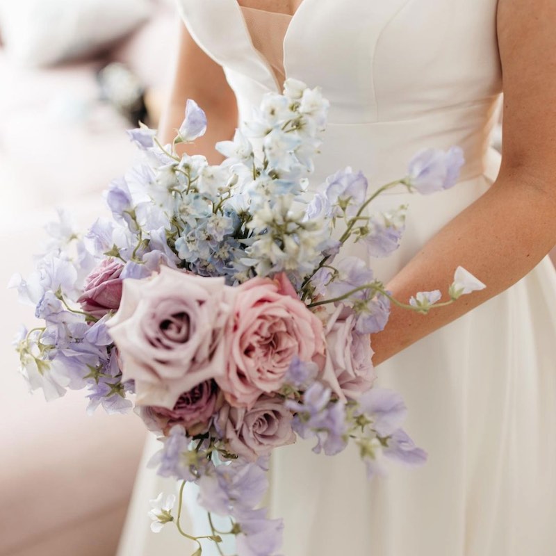 In questa foto il dettaglio di un bouquet da sposa nei toni del lilla e del rosa 