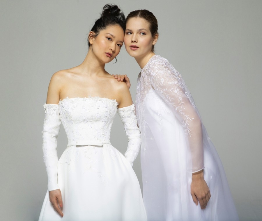 In questa foto due modelle indossa due abiti della collezione Tosca Spose 2023