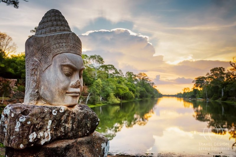 In questa foto una vista di un fiume e di una statua di un Buddha in Cambogia