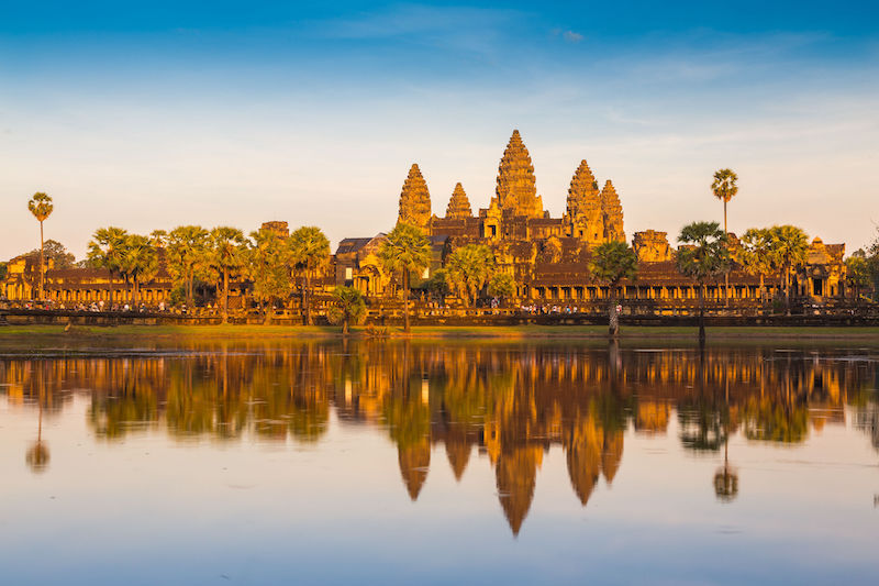 In questa foto una vista all'alba del complesso di Angkor Wat in Cambogia