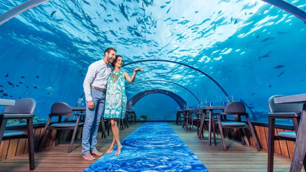 In questa foto il ristorante sott'acqua dell'Hurawalhi Resort alle Maldive