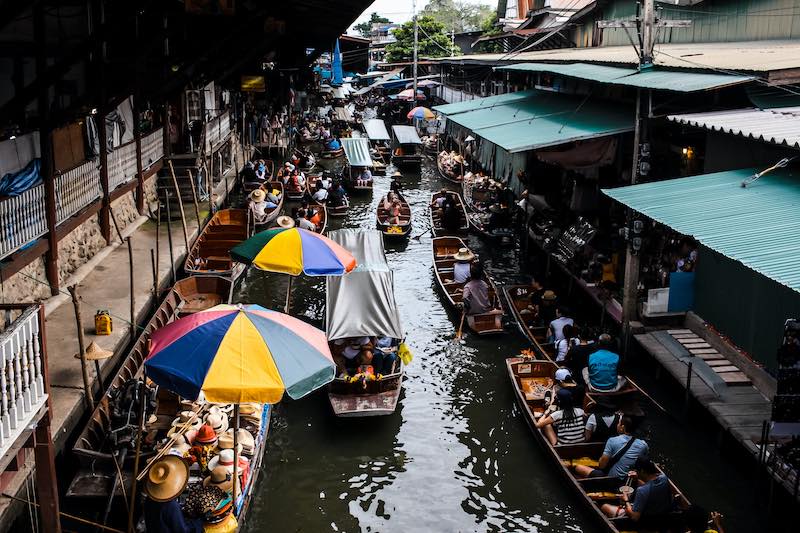 In questa foto il mercato galleggiante di Bangkok