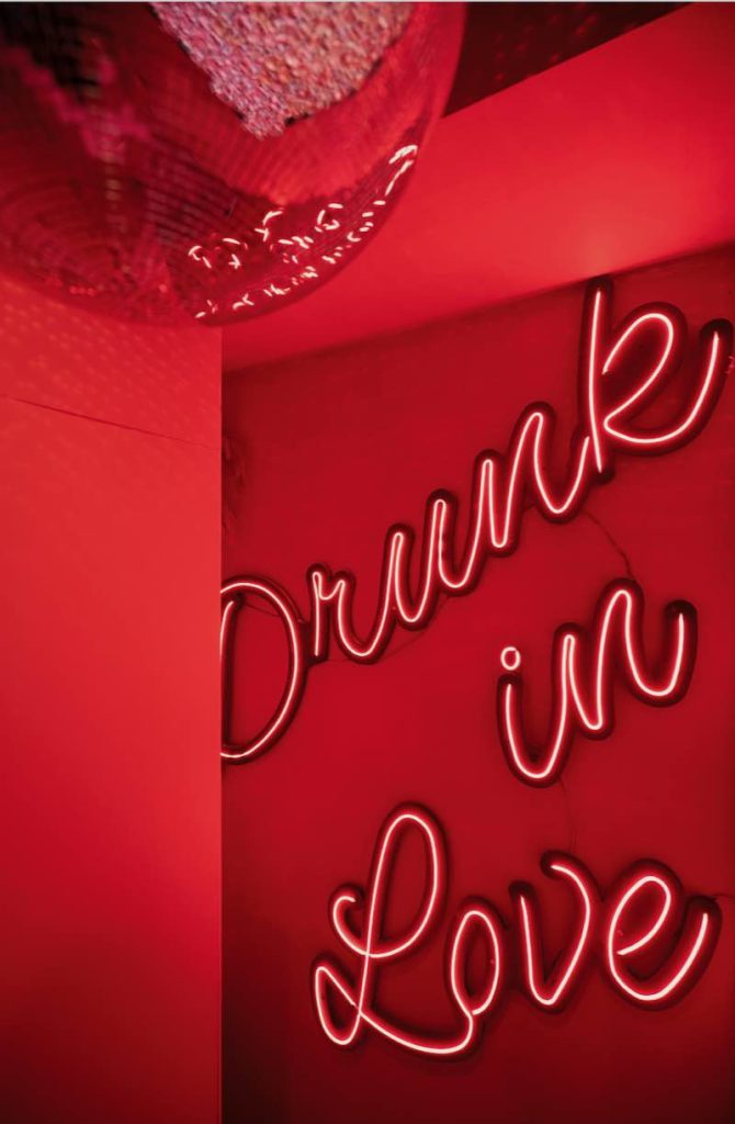 In questa foto una scritta al neon con "Drunk in Love" del pop-up store di Vincenzo Dascanio aperto a Roma per San Valentino