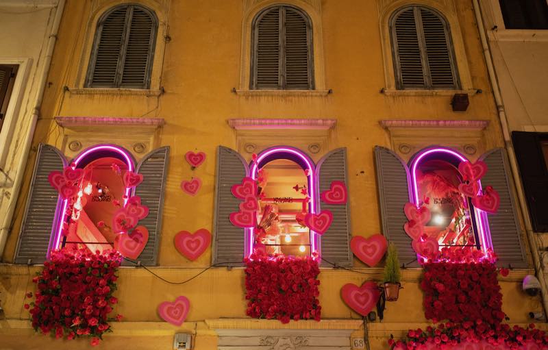In questa foto le tre finestre del pop-up store di Vincenzo Dascanio aperto a Roma per San Valentino