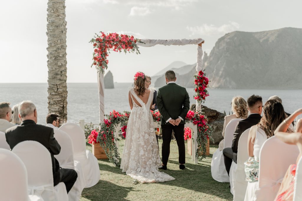 In questa immagine un allestimento floreale matrimonio 2023 di una cerimonia all'aperto. 