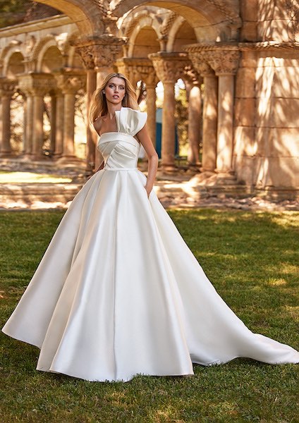In questa foto una modella indossa un abito da sposa Essence of Love di Pronovias 2023